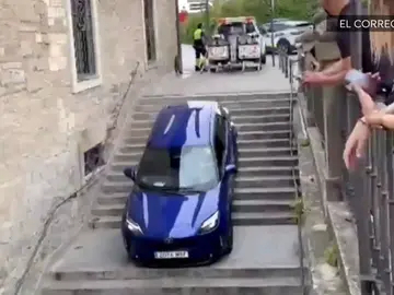El GPS la guía mal y acaba encallada en unas escaleras de Vitoria El GPS la guía mal y acaba encallada en unas escaleras de Vitoria