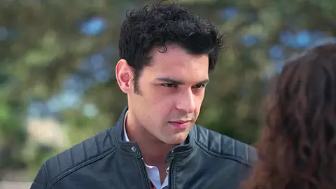 "Creo que no deberíamos contar nada a nadie": Asiye y Ayaz van a la policía, pero deciden mantener al margen a sus familias "Creo que no deberíamos contar nada a nadie": Asiye y Ayaz van a la policía, pero deciden mantener al margen a sus familias