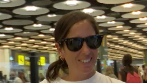 Anabel Pantoja en el aeropuerto Anabel Pantoja en el aeropuerto