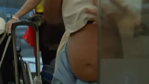 Anabel Pantoja enseñando su tripita en el aeropuerto Anabel Pantoja enseñando su tripita en el aeropuerto