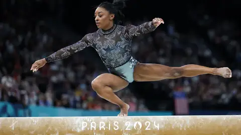 Simone Biles en el ejercicio de potro en los Juegos Olímpicos de París en 2024 Simone Biles en el ejercicio de potro en los Juegos Olímpicos de París en 2024