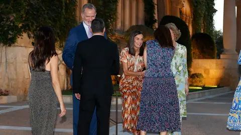 La reina Letizia, apoyada en una silla en Marivent La reina Letizia, apoyada en una silla en Marivent