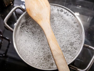 Una olla con espuma