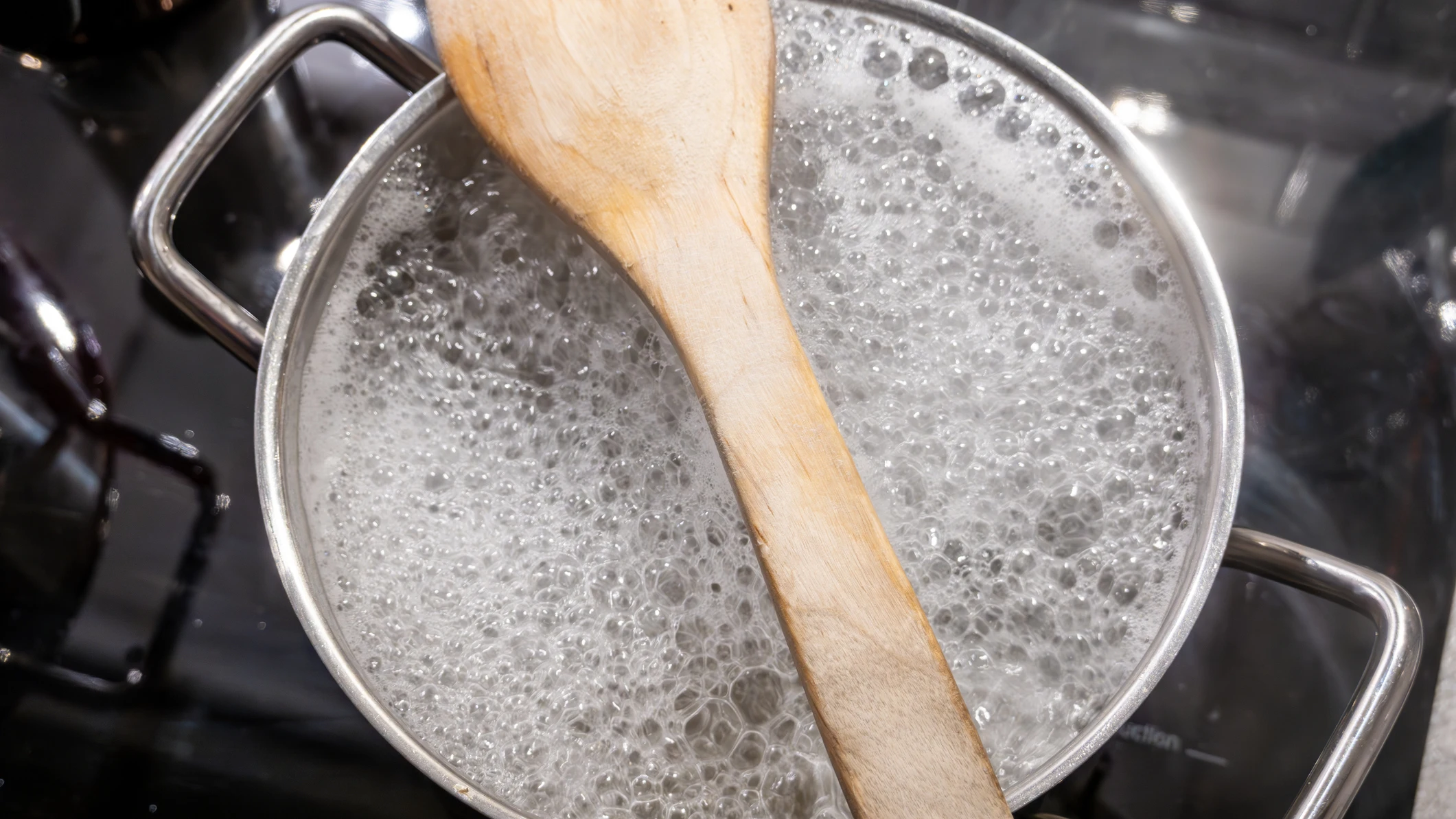 Una olla con espuma