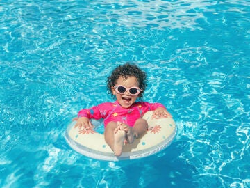 Una niña en una piscina