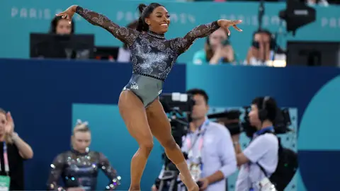 Simone Biles compitiendo en la modalidad de suelo en los JJOO de París 2024 Simone Biles compitiendo en la modalidad de suelo en los JJOO de París 2024