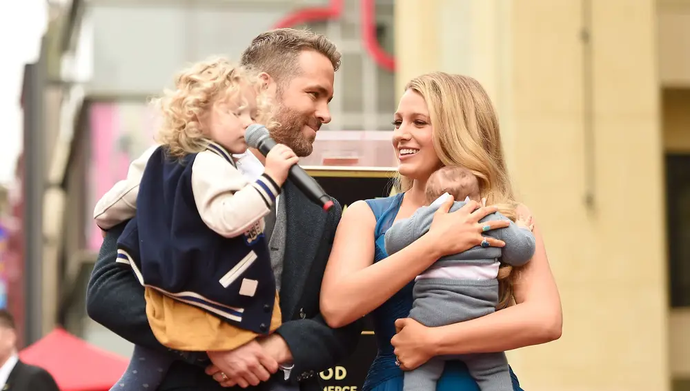 Ryan Reynolds y Blake Lively con sus hijas James e Inez Ryan Reynolds y Blake Lively con sus hijas James e Inez