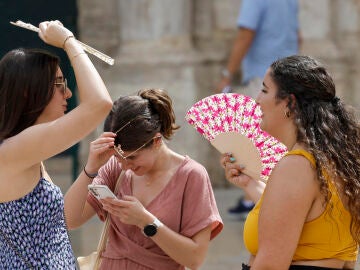 Tres personas protegiéndose del calor