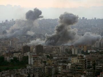 Una nube de humo surge de la ciudad libanesa de Beirut tras un ataque aéreo israelí