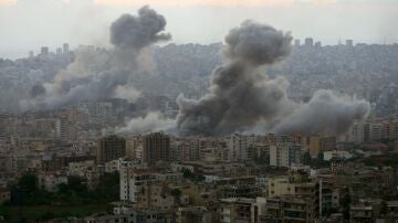 Una nube de humo surge de la ciudad libanesa de Beirut tras un ataque aéreo israelí