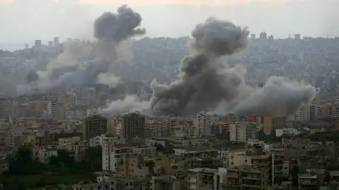 Una nube de humo surge de la ciudad libanesa de Beirut tras un ataque aéreo israelí Una nube de humo surge de la ciudad libanesa de Beirut tras un ataque aéreo israelí