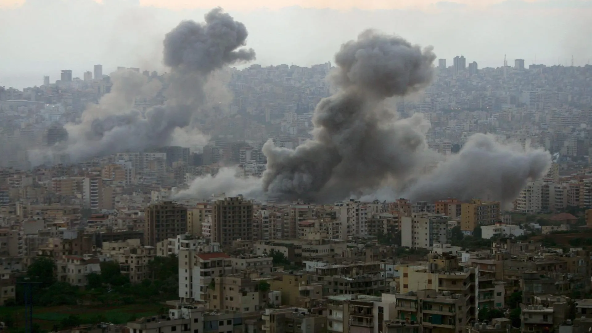 Una nube de humo surge de la ciudad libanesa de Beirut tras un ataque aéreo israelí Una nube de humo surge de la ciudad libanesa de Beirut tras un ataque aéreo israelí