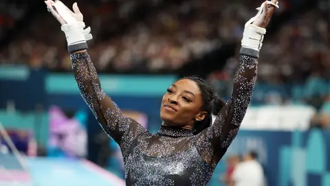 Simone Biles agradeciendo a la grada el apoyo después de competir Simone Biles agradeciendo a la grada el apoyo después de competir