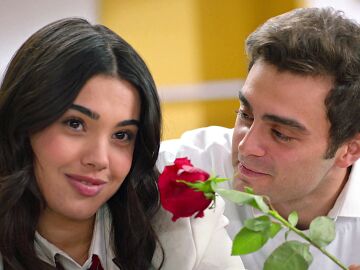 &iexcl;Qu&eacute; viva el amor! Los chicos piden perd&oacute;n a las chicas en una original y sonada reconciliaci&oacute;n 