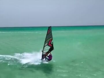 La windsurfista Sarah-Quita Offringa hace historia al coronarse en Fuerteventura con su 15º oro mundial en freestyle femenino