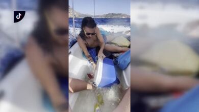 David, Adri y sus amigos hundieron una embarcación en Mallorca 