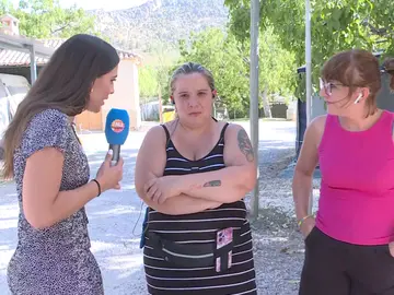 La guerra entre Teresa y los vecinos del camping se recrudece y llegan a las manos: "No me voy a ir" La guerra entre Teresa y los vecinos del camping se recrudece y llegan a las manos: "No me voy a ir"