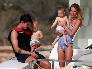 Álvaro Morata y Alice Campello con sus mellizos en 2019 Álvaro Morata y Alice Campello con sus mellizos en 2019