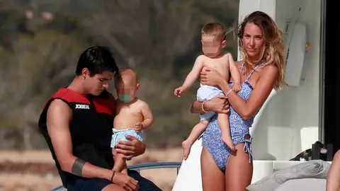 Álvaro Morata y Alice Campello con sus mellizos en 2019 Álvaro Morata y Alice Campello con sus mellizos en 2019