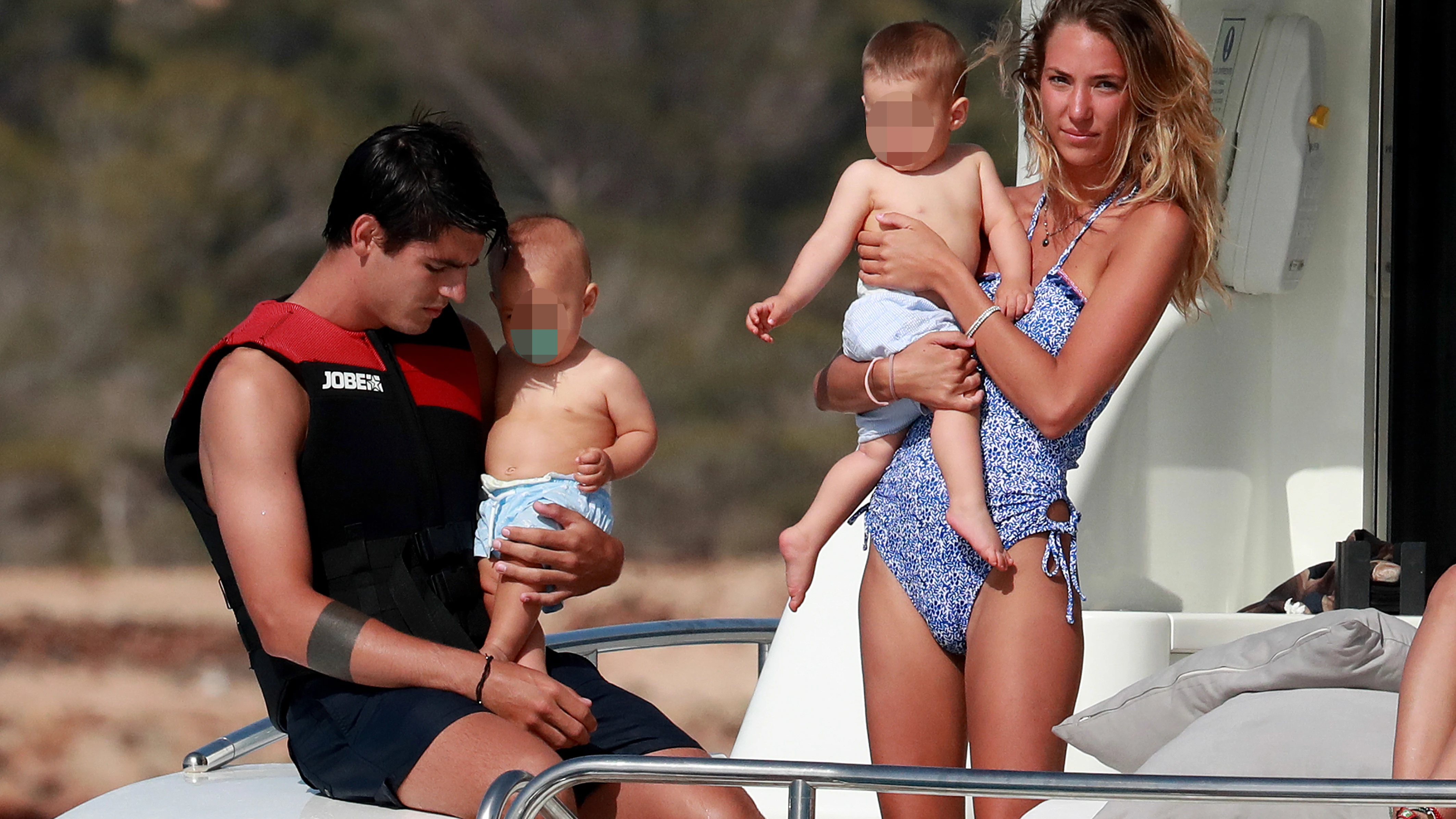 Álvaro Morata y Alice Campello con sus mellizos en 2019 Álvaro Morata y Alice Campello con sus mellizos en 2019