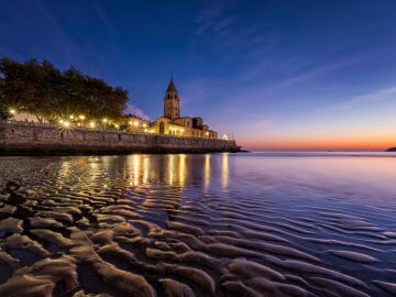 Con las primeras luces del amanecer, la playa de San Lorenzo de Gijón, reluce como el ORO