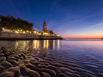Con las primeras luces del amanecer, la playa de San Lorenzo de Gijón, reluce como el ORO Con las primeras luces del amanecer, la playa de San Lorenzo de Gijón, reluce como el ORO