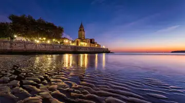 Con las primeras luces del amanecer, la playa de San Lorenzo de Gijón, reluce como el ORO Con las primeras luces del amanecer, la playa de San Lorenzo de Gijón, reluce como el ORO
