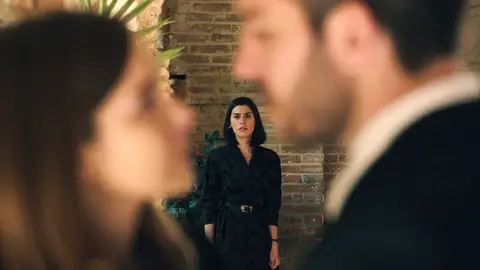 ¡Con las manos en la masa! María pilla a Andrés y Begoña a punto de besarse ¡Con las manos en la masa! María pilla a Andrés y Begoña a punto de besarse