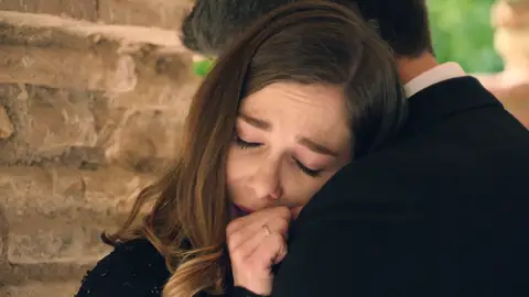 Capítulo 112 de Sueños de libertad; 31 de julio: Begoña busca consuelo en Andrés tras la muerte de su madre Capítulo 112 de Sueños de libertad; 31 de julio: Begoña busca consuelo en Andrés tras la muerte de su madre