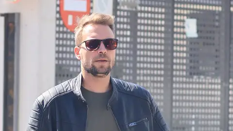 José María Almoguera andando por la calle José María Almoguera andando por la calle