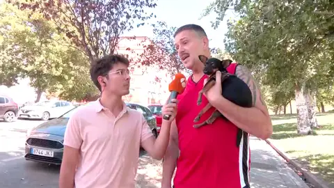 Un miembro de Locomía duerme en la calle. Un miembro de Locomía duerme en la calle.