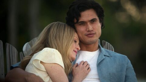 Julianne Moore y Charles Melton en Secretos de un escándalo