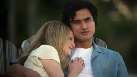 Julianne Moore y Charles Melton en Secretos de un escándalo Julianne Moore y Charles Melton en Secretos de un escándalo