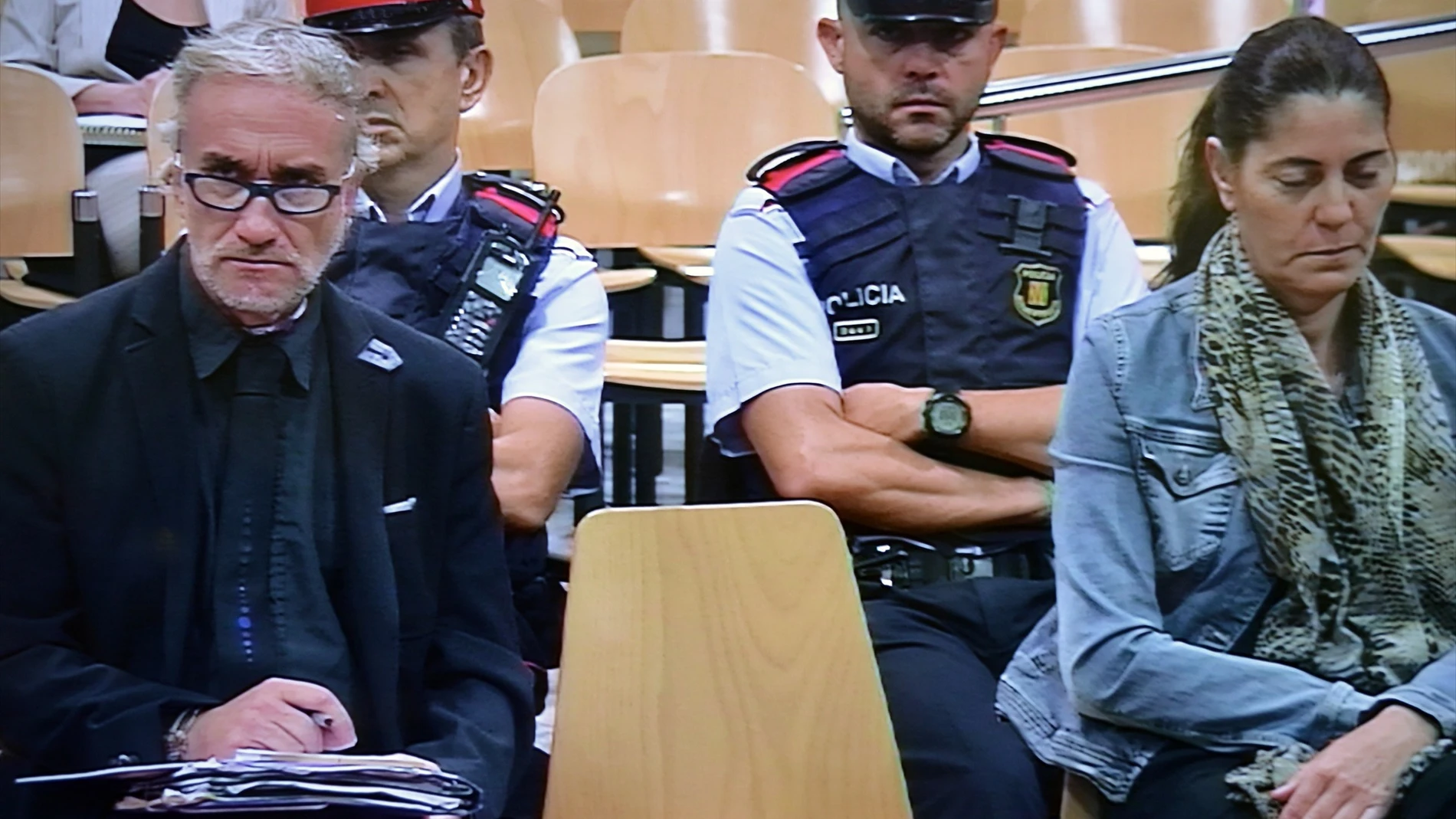 La Guardia Civil detiene a unos padres por un delito de estafa tras crear una fundación para recaudar fondos La Guardia Civil detiene a unos padres por un delito de estafa tras crear una fundación para recaudar fondos