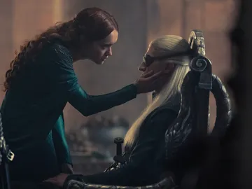 Alicent Hightower (Olivia Cooke) y Aemond Targaryen (Ewan Mitchell) en La Casa del Dragón Alicent Hightower (Olivia Cooke) y Aemond Targaryen (Ewan Mitchell) en La Casa del Dragón