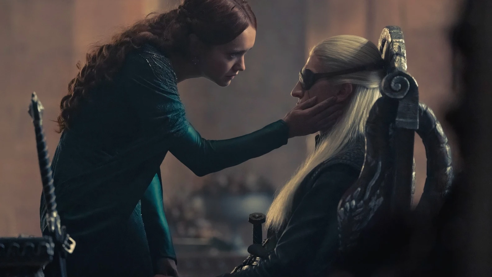 Alicent Hightower (Olivia Cooke) y Aemond Targaryen (Ewan Mitchell) en La Casa del Dragón Alicent Hightower (Olivia Cooke) y Aemond Targaryen (Ewan Mitchell) en La Casa del Dragón