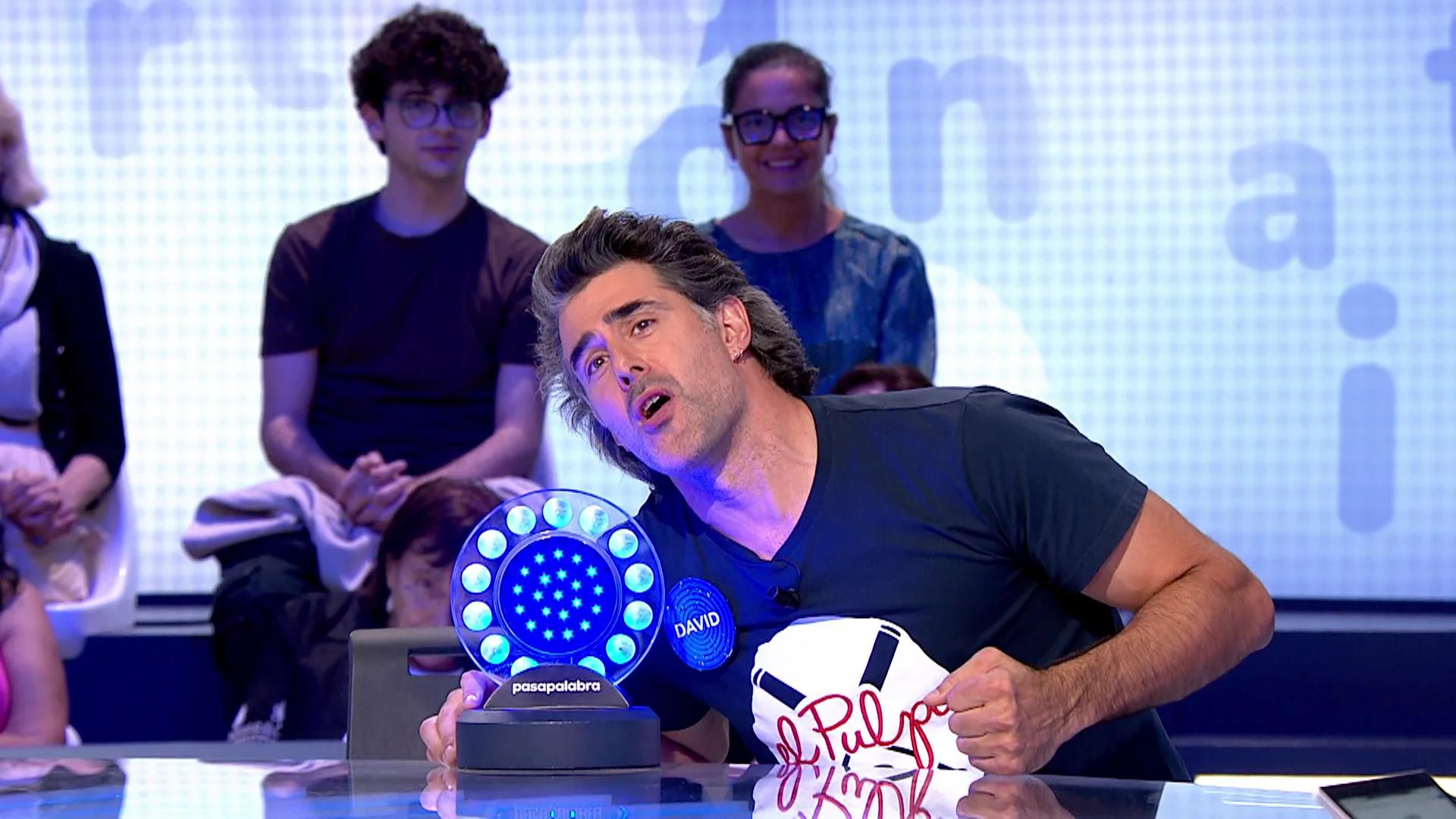 &ldquo;Encima tienes el pelo de Bon Jovi&rdquo;: David Amor presume de cardado ochentero en La Pista