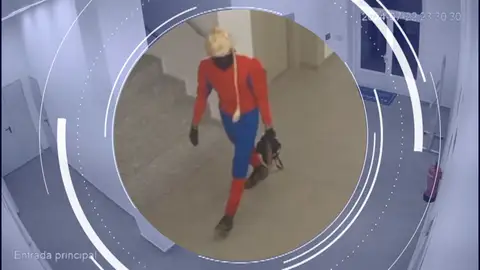 El pasado del ladrón que ha entrado a robar en un bar disfrazado y solo se ha llevado una botella de agua El pasado del ladrón que ha entrado a robar en un bar disfrazado y solo se ha llevado una botella de agua