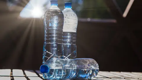 Unas botellas de plástico con agua al sol Unas botellas de plástico con agua al sol