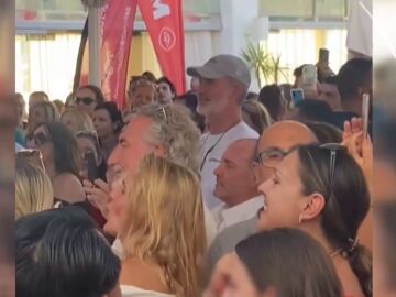 El rey Felipe VI saca su lado más divertido durante un concierto de Jaume Anglada en Mallorca