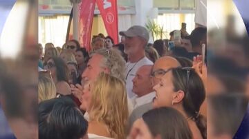 El rey Felipe VI saca su lado más divertido durante un concierto de Jaume Anglada en Mallorca