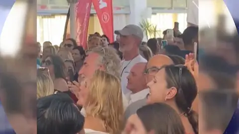 El rey Felipe VI saca su lado más divertido durante un concierto de Jaume Anglada en Mallorca El rey Felipe VI saca su lado más divertido durante un concierto de Jaume Anglada en Mallorca