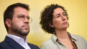 La secretaria general de Esquerra, Marta Rovira (d), junto a el presidente de la Generalitat, Pere Aragonés