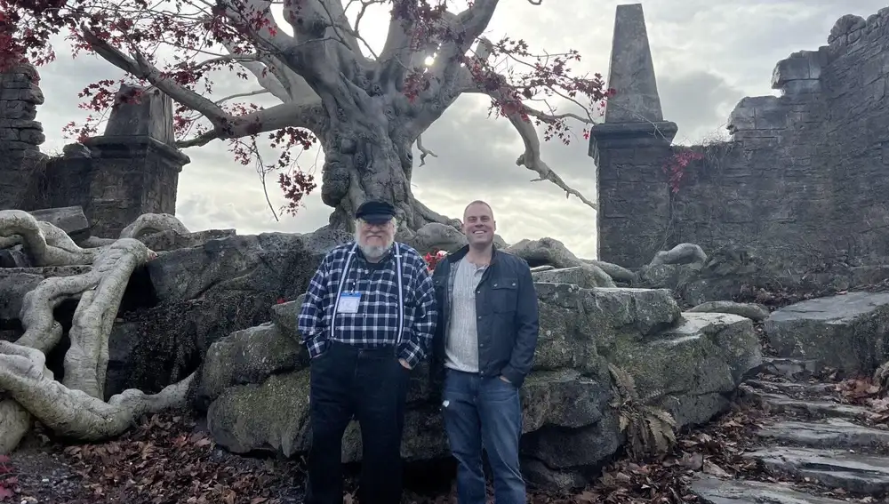George R.R. Martin en el set de La Casa del Dragón George R.R. Martin en el set de La Casa del Dragón