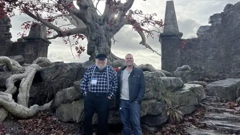 George R.R. Martin en el set de La Casa del Dragón George R.R. Martin en el set de La Casa del Dragón
