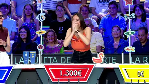 El divertido momento de Jorge Fernández y Sara en La ruleta de la suerte El divertido momento de Jorge Fernández y Sara en La ruleta de la suerte
