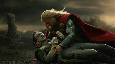 Thor (Chris Hemsworth) y Loki (Tom Hiddleston) en Thor: Un mundo oscuro
