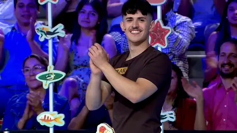 Izan adelanta a sus compañeras Izan adelanta a sus compañeras