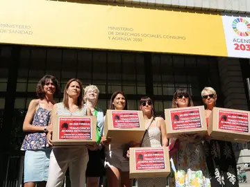 Las pacientes con cáncer de mama metastásico, que piden financiar la medicación que necesitan, se han reunido esta mañana con la ministra de Sanidad Las pacientes con cáncer de mama metastásico, que piden financiar la medicación que necesitan, se han reunido esta mañana con la ministra de Sanidad