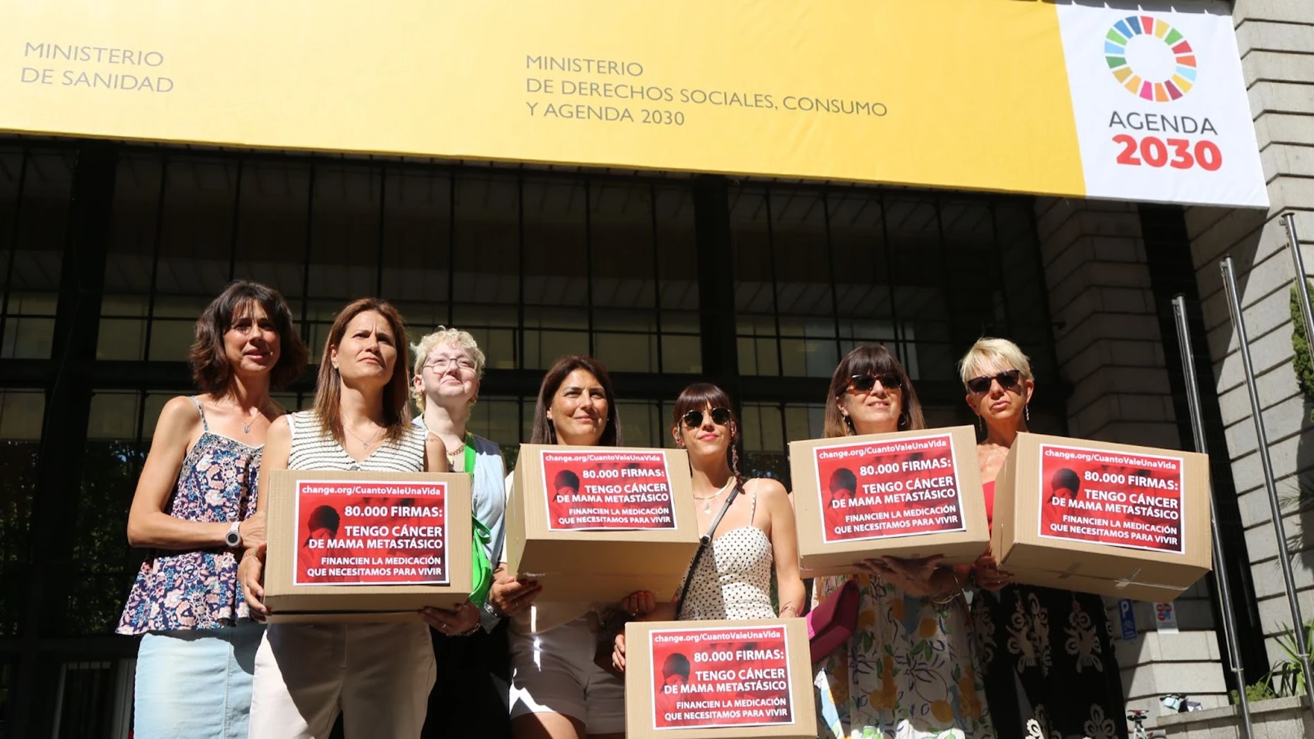 Las pacientes con cáncer de mama metastásico, que piden financiar la medicación que necesitan, se han reunido esta mañana con la ministra de Sanidad Las pacientes con cáncer de mama metastásico, que piden financiar la medicación que necesitan, se han reunido esta mañana con la ministra de Sanidad